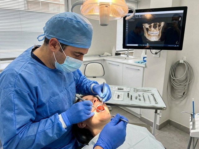 Colocación de implantes dentales mediante cirugía oral en Ourense