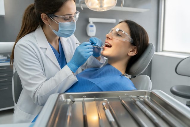 Tratamiento de caries y empastes dentales en Ourense para cuidar tu salud bucodental - Imagen 1