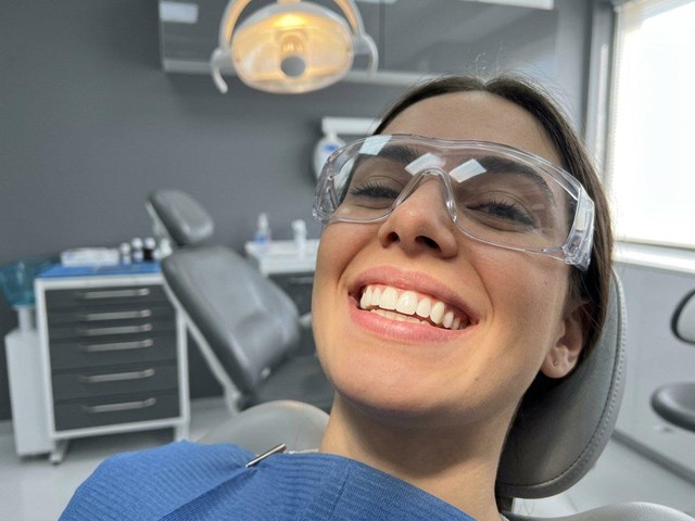 Tratamiento de caries y empastes dentales en Ourense para cuidar tu salud bucodental